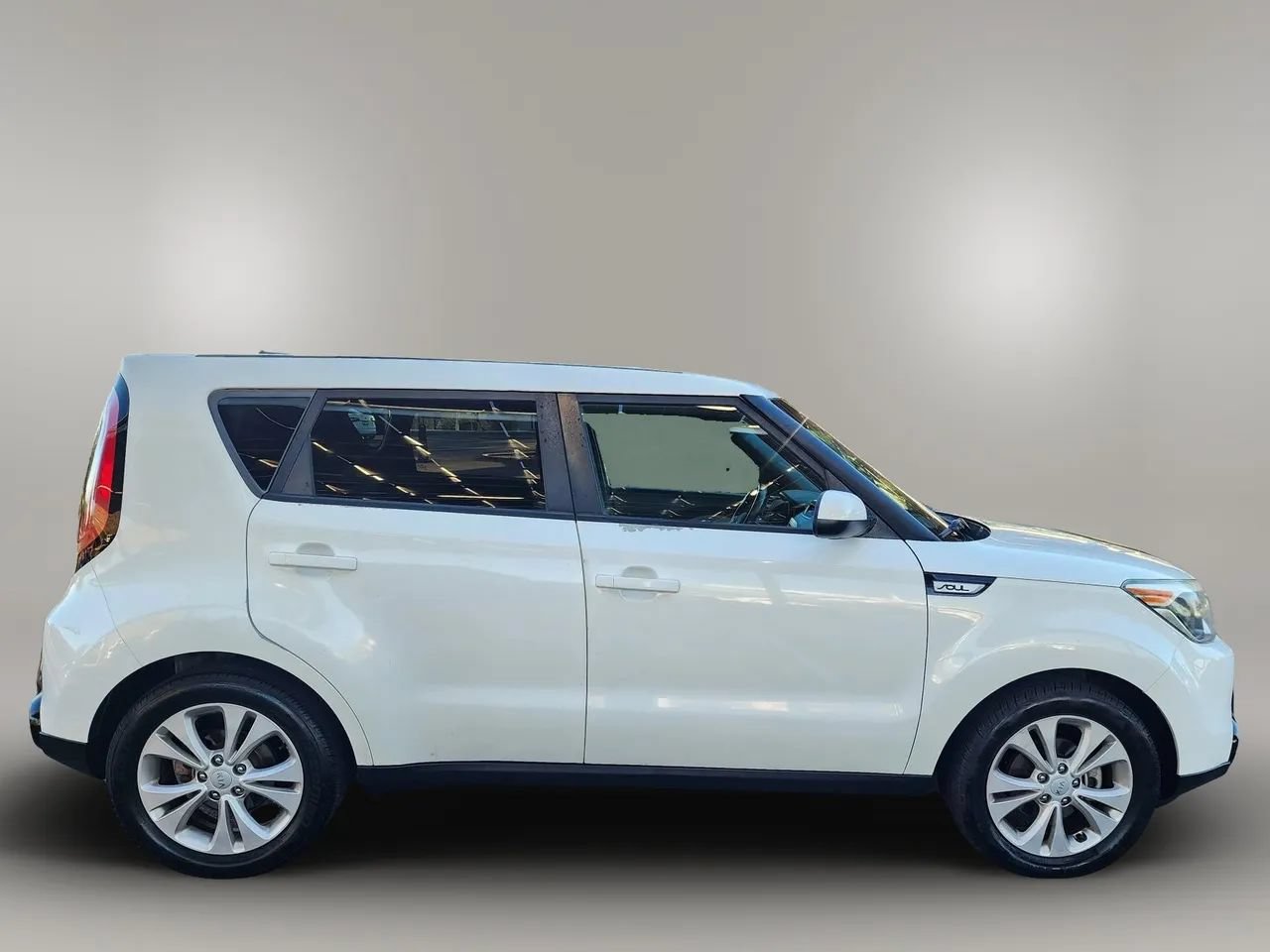 Used 2016 Kia Soul + FWD image 9