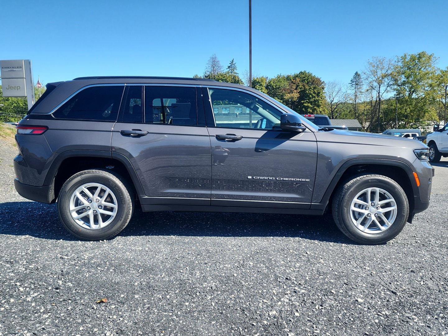 New 2025 Jeep Grand Cherokee Laredo X image 4