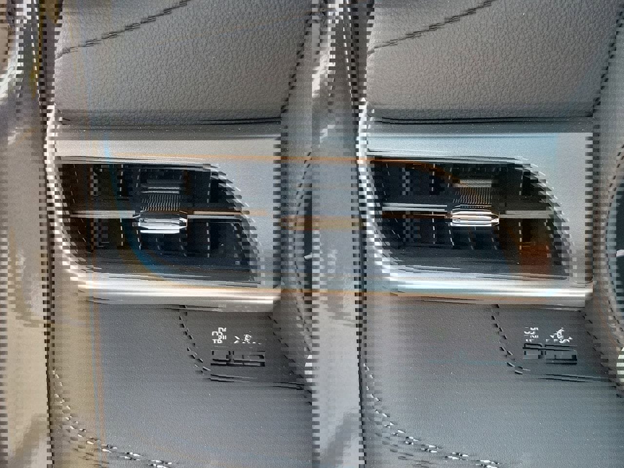 Used 2025 Toyota Highlander LE image 33