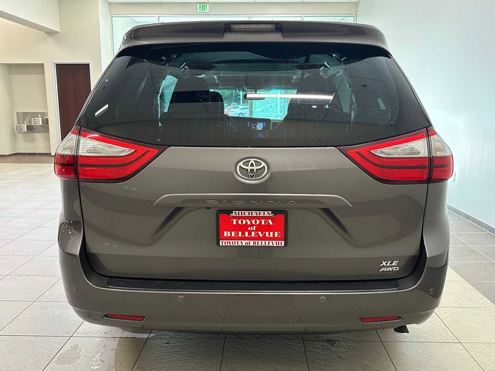 Used 2015 Toyota Sienna XLE w/ XLE Navigation Package image 5