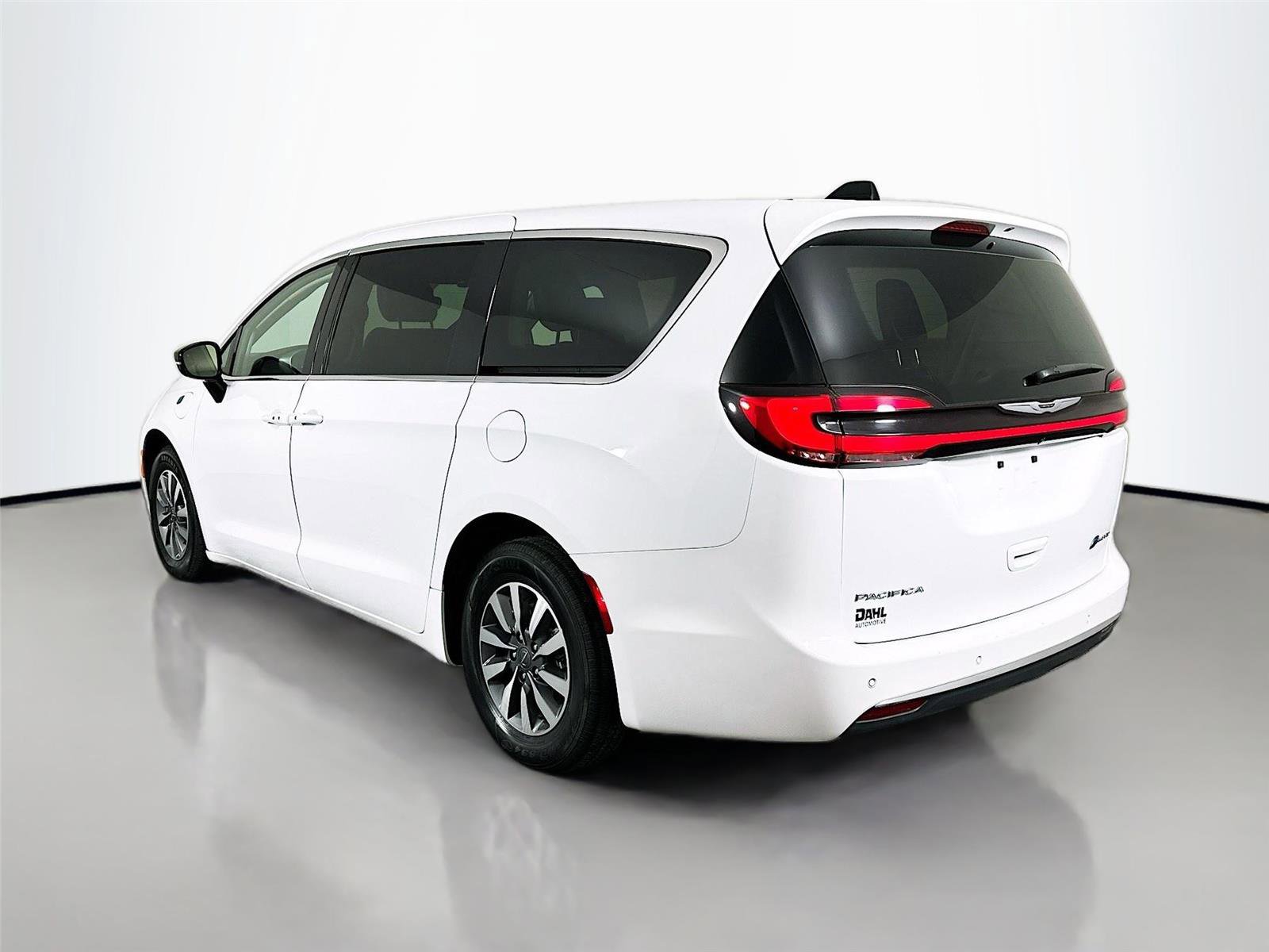 Used 2024 Chrysler Pacifica Select image 10