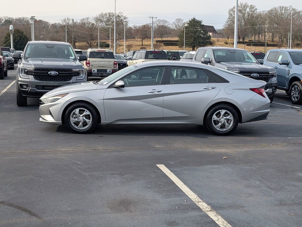 Used 2023 Hyundai Elantra SE image 5