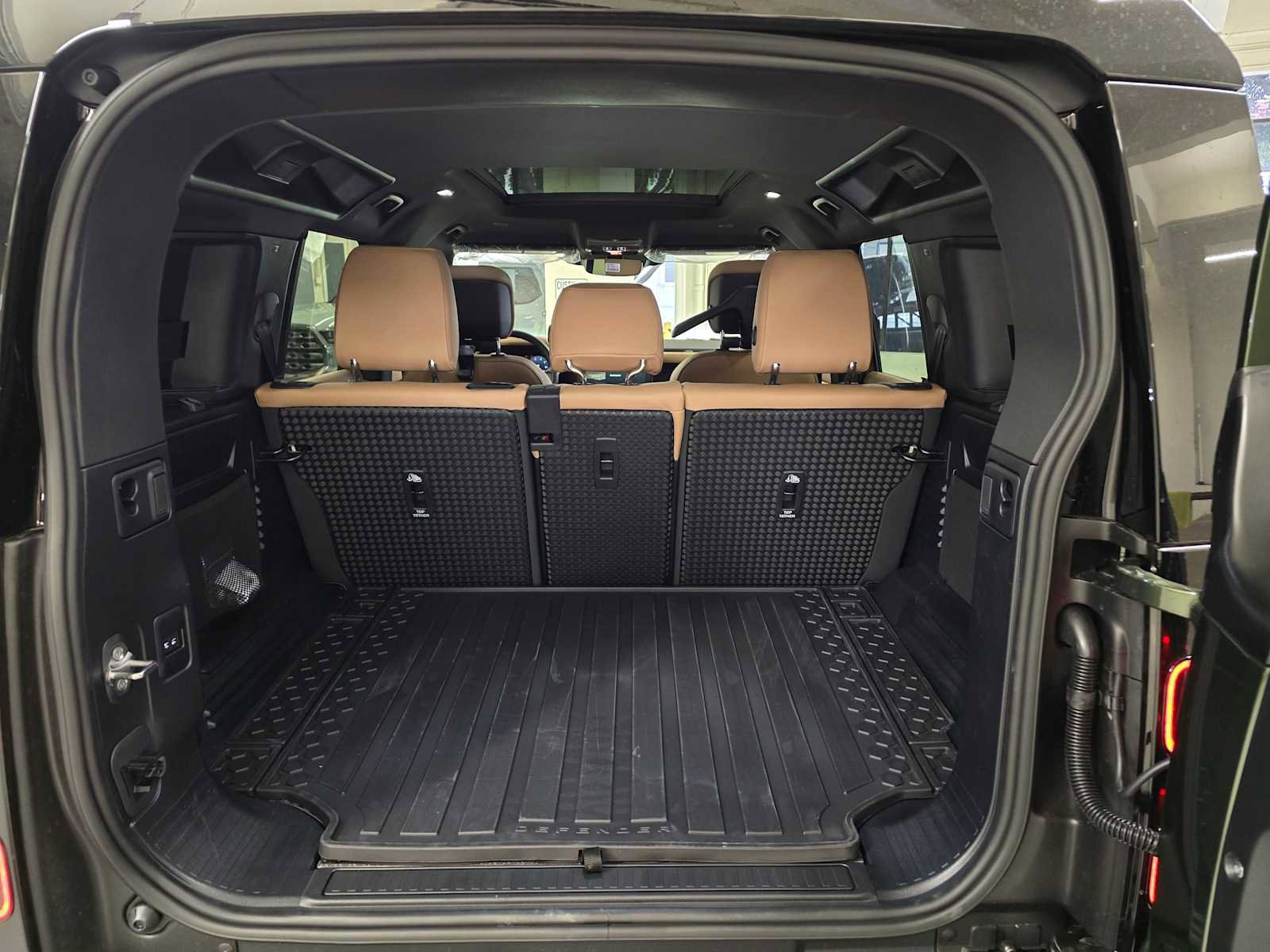 New 2026 Land Rover Defender 110 X-Dynamic SE AWD/4WD image 14