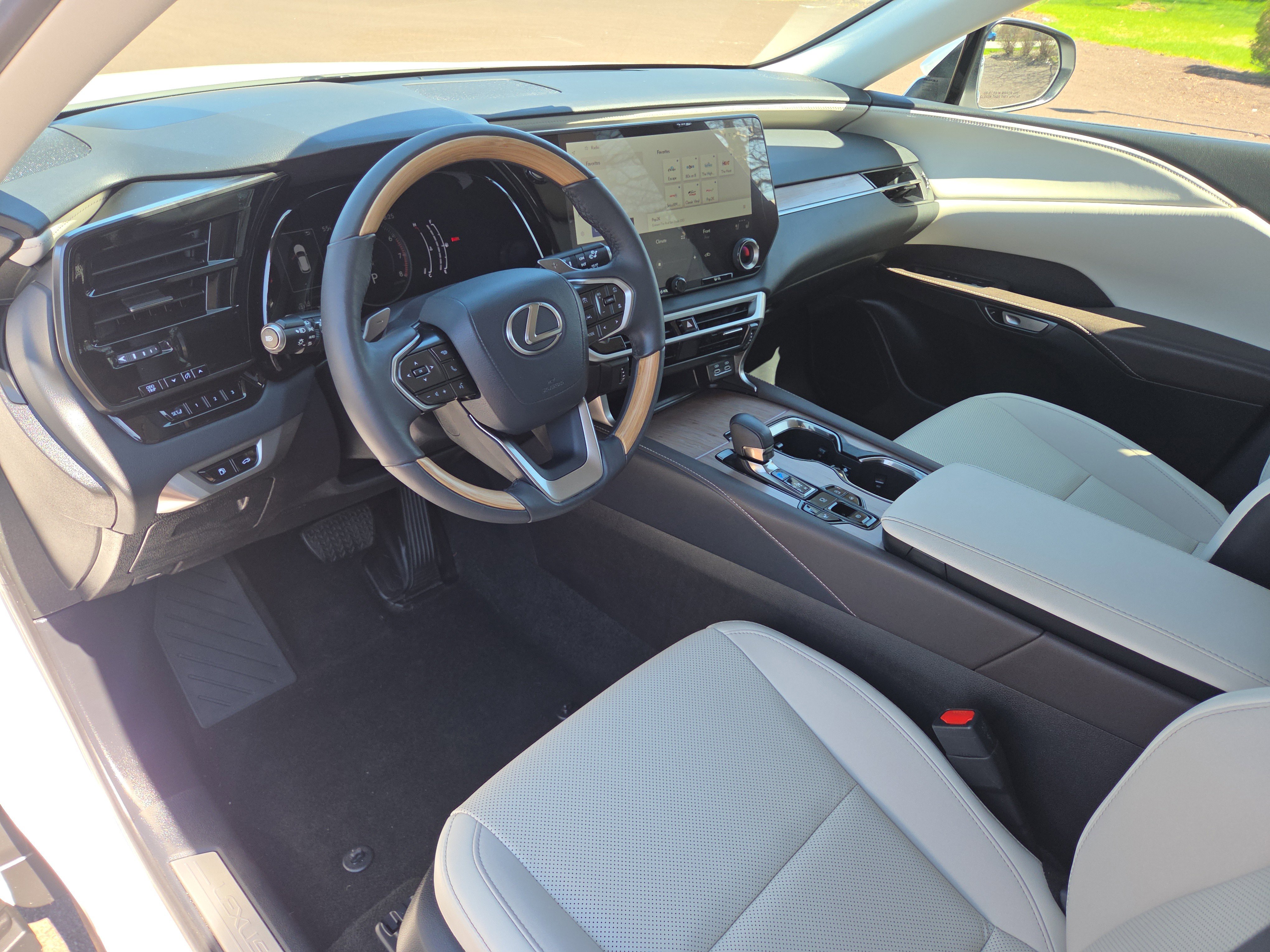 Used 2024 Lexus RX 350 Premium w/ Accessory Package (Z1) image 15