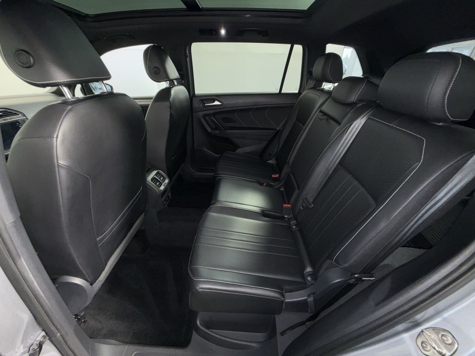 Used 2022 Volkswagen Tiguan SE R-Line AWD/4WD image 25