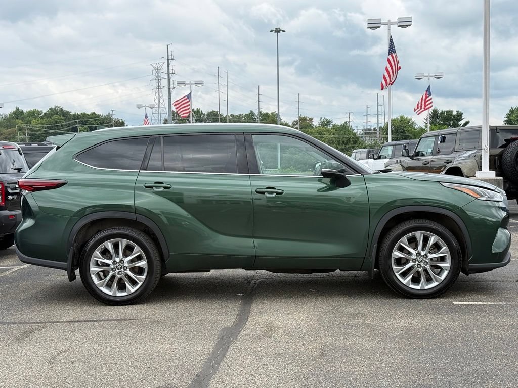 Used 2024 Toyota Highlander Limited AWD/4WD image 4