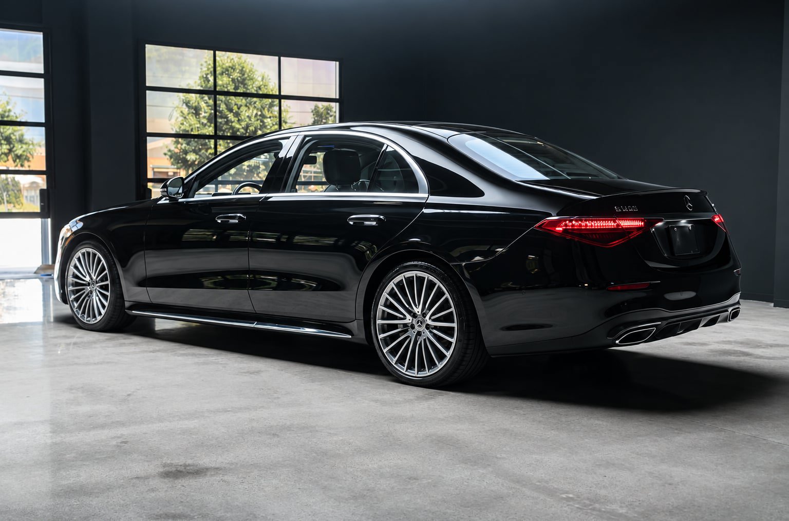Used 2022 Mercedes-Benz S 500 4MATIC w/ AMG Line Package image 9