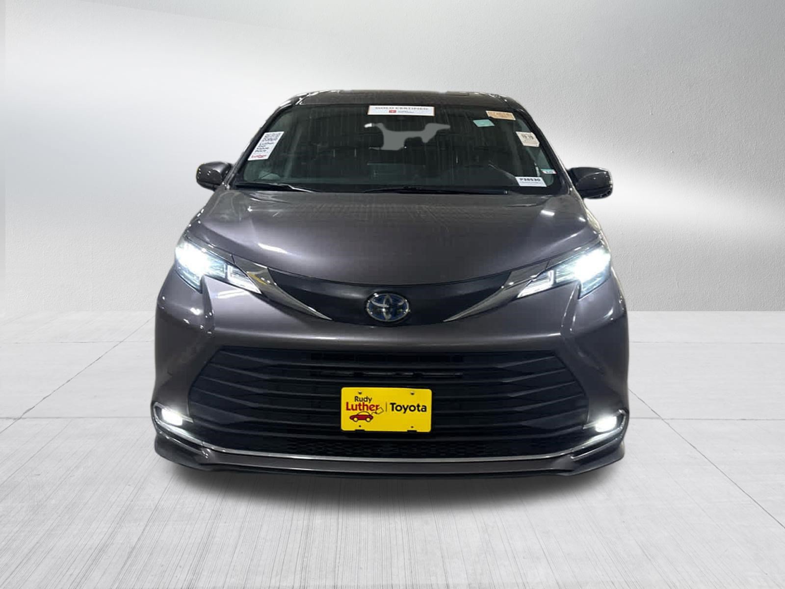 Certified 2021 Toyota Sienna XLE AWD/4WD image 2