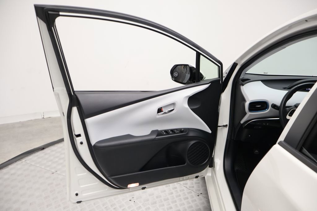 Used 2018 Toyota Prius Four FWD image 16