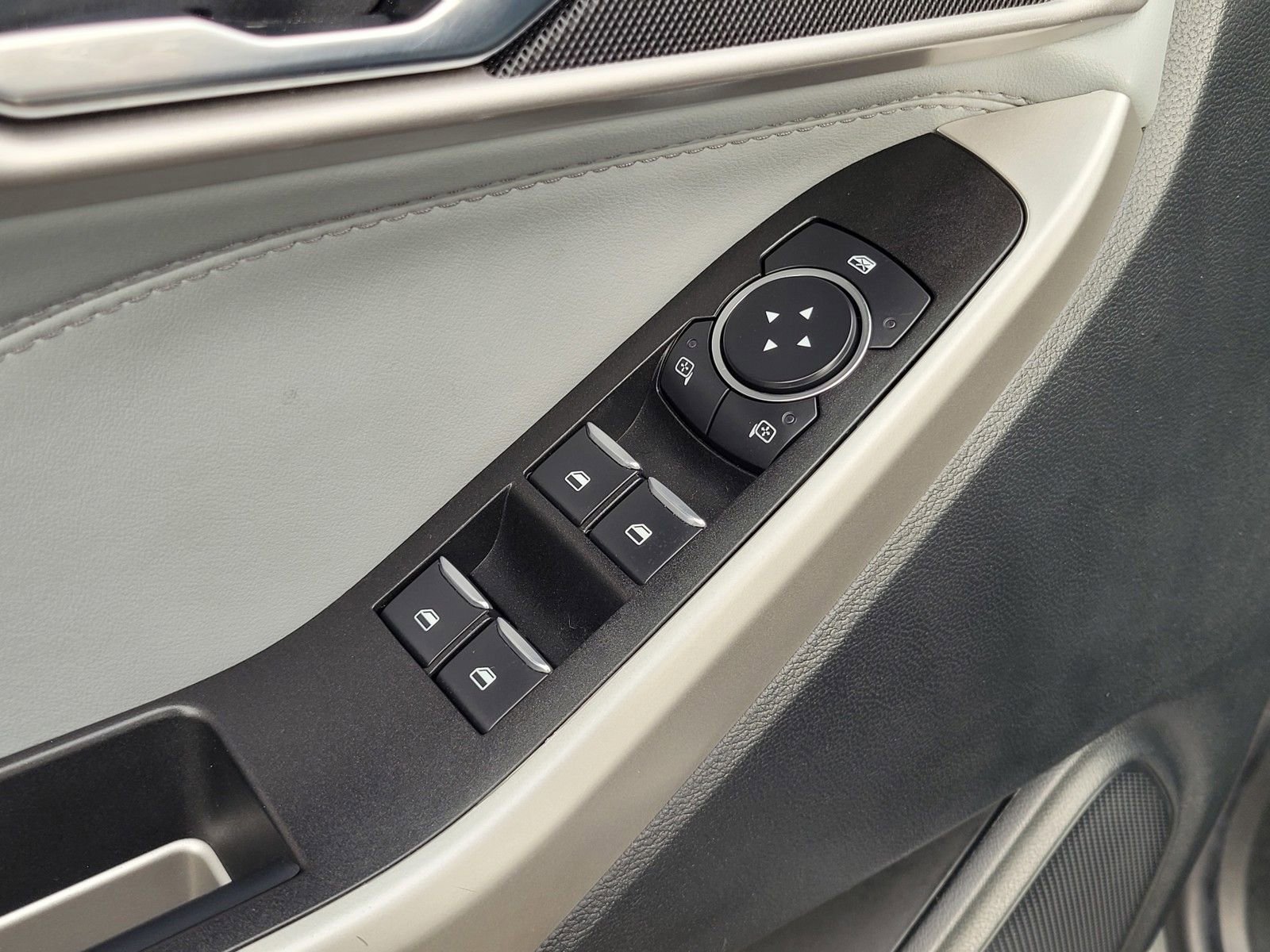 Used 2022 Ford Explorer XLT w/ Equipment Group 202A image 17