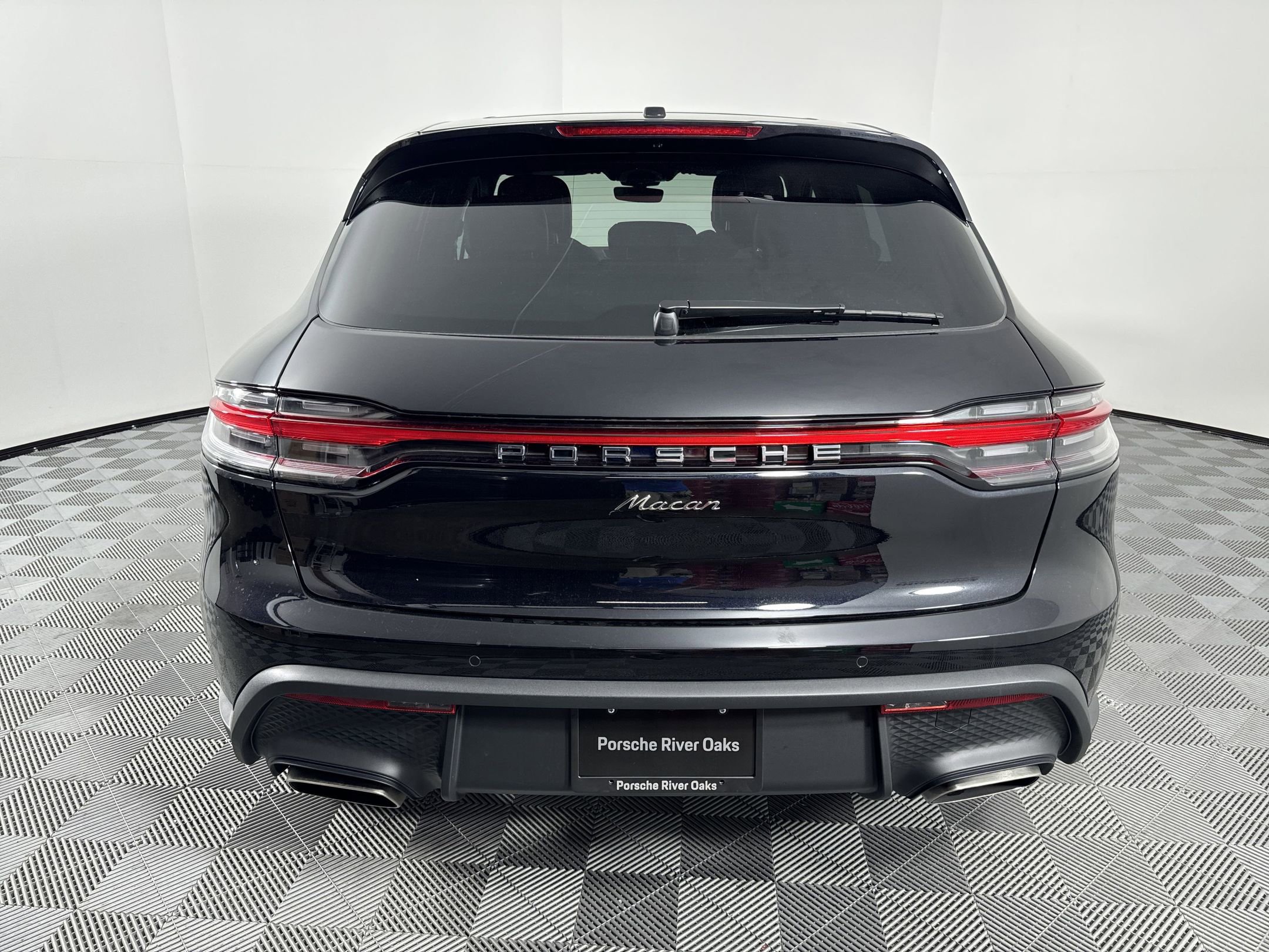 Certified 2025 Porsche Macan image 6