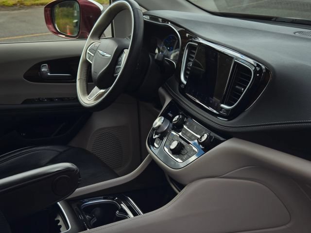 Used 2021 Chrysler Pacifica Limited FWD image 36