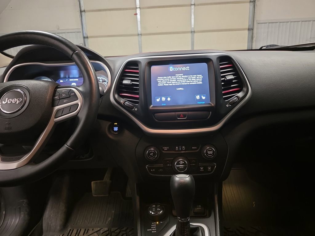 Used 2017 Jeep Cherokee Trailhawk image 13