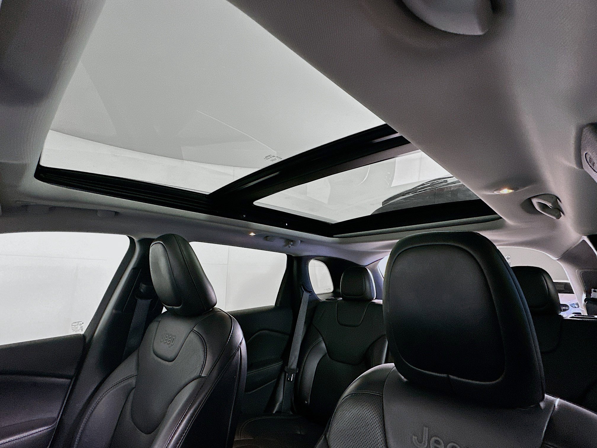 Used 2019 Jeep Cherokee Limited image 25