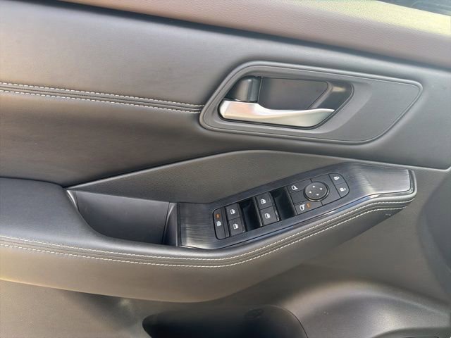 Used 2023 Nissan Rogue SV w/ SV Premium B Package AWD/4WD image 16