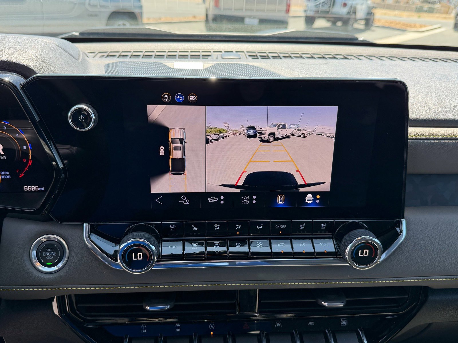 Used 2025 Chevrolet Colorado ZR2 w/ Technology Package AWD/4WD image 11
