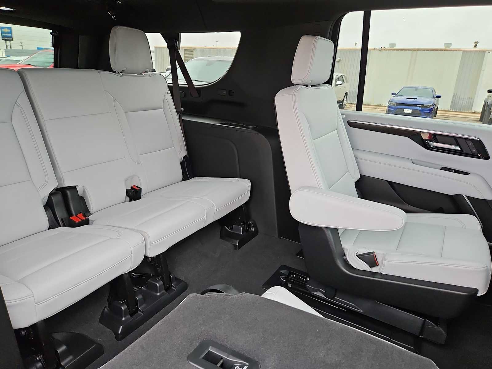 Used 2025 Chevrolet Suburban Premier RWD image 17
