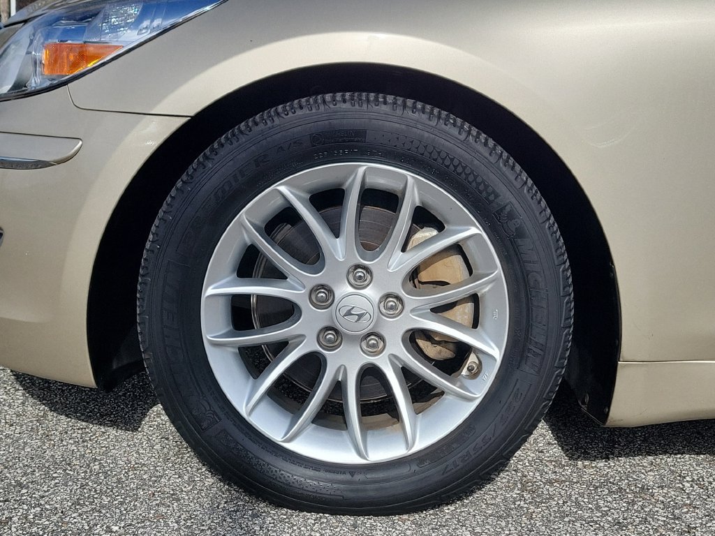 Used 2010 Hyundai Genesis 3.8 RWD image 6