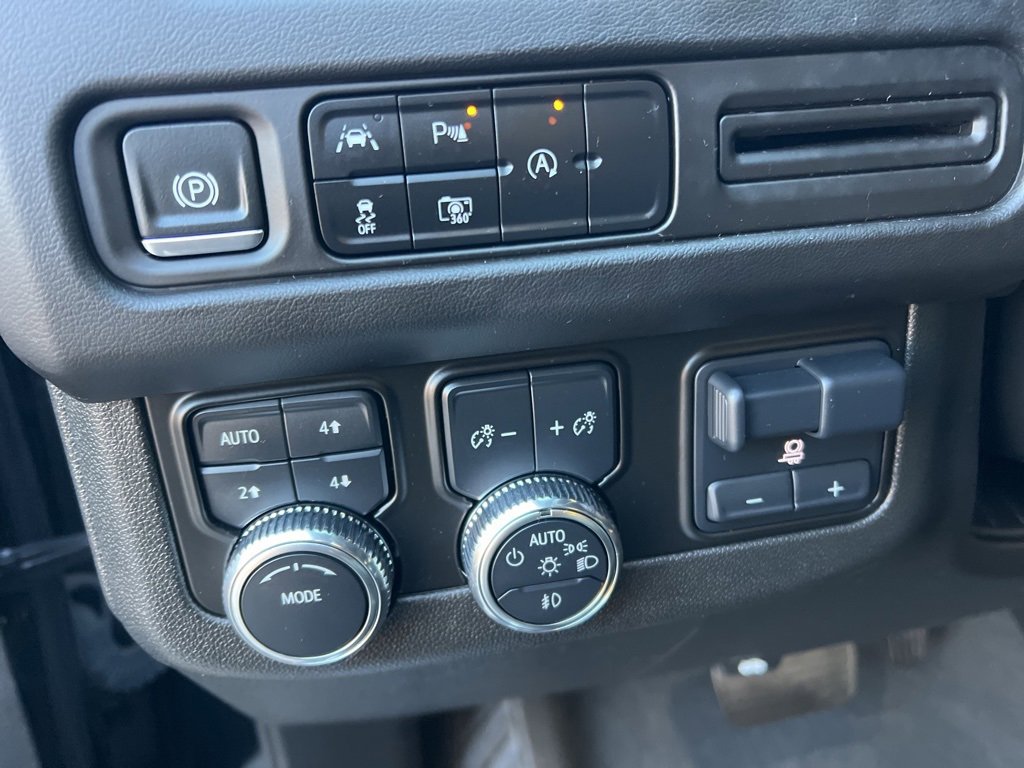 Used 2024 GMC Yukon XL SLT w/ SLT Premium Package image 14