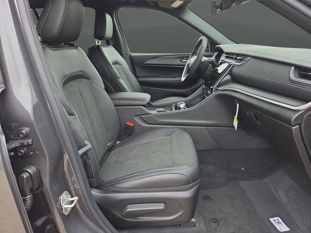 New 2025 Jeep Grand Cherokee Altitude AWD/4WD image 32