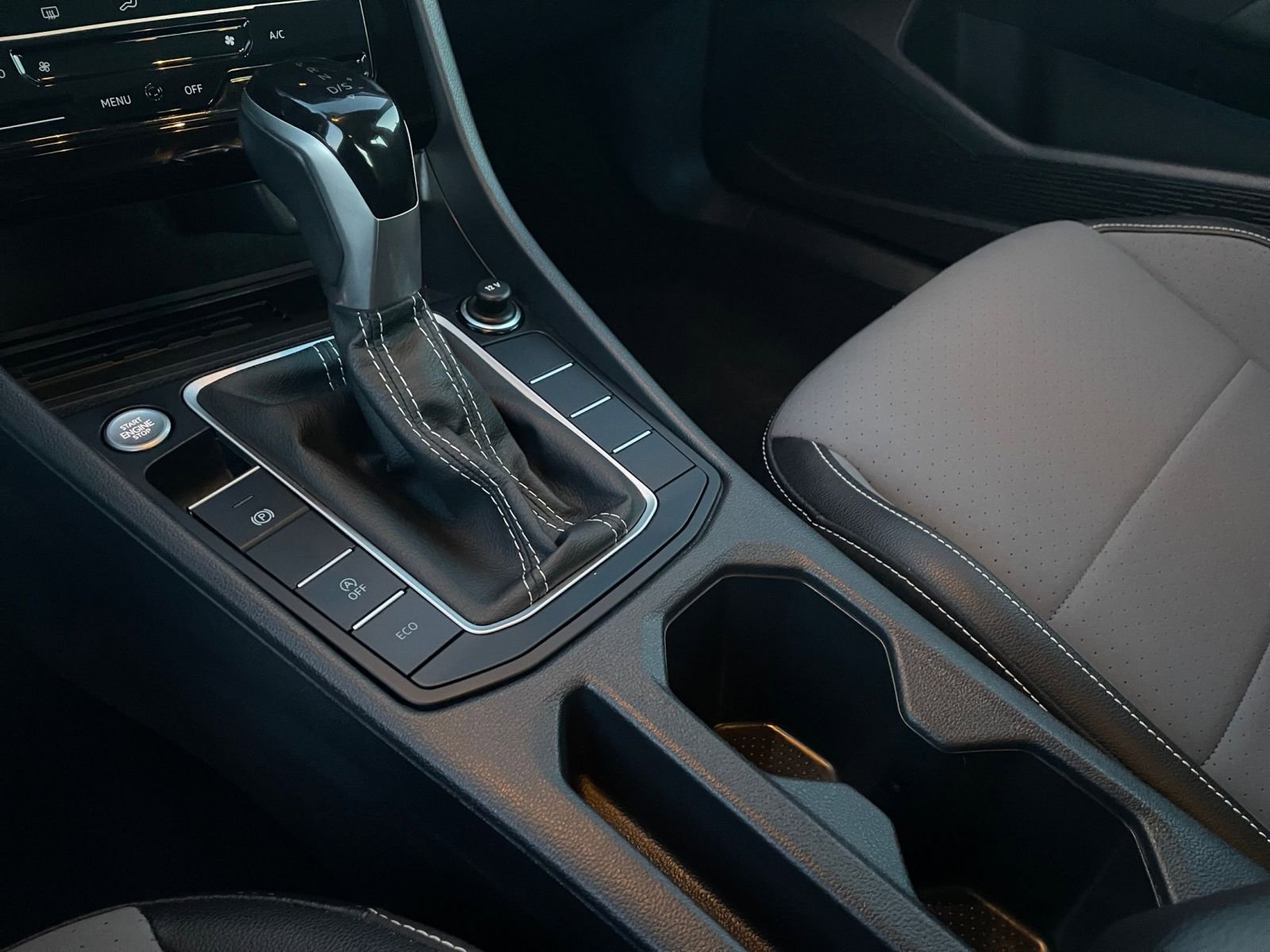 Used 2025 Volkswagen Jetta SE image 41