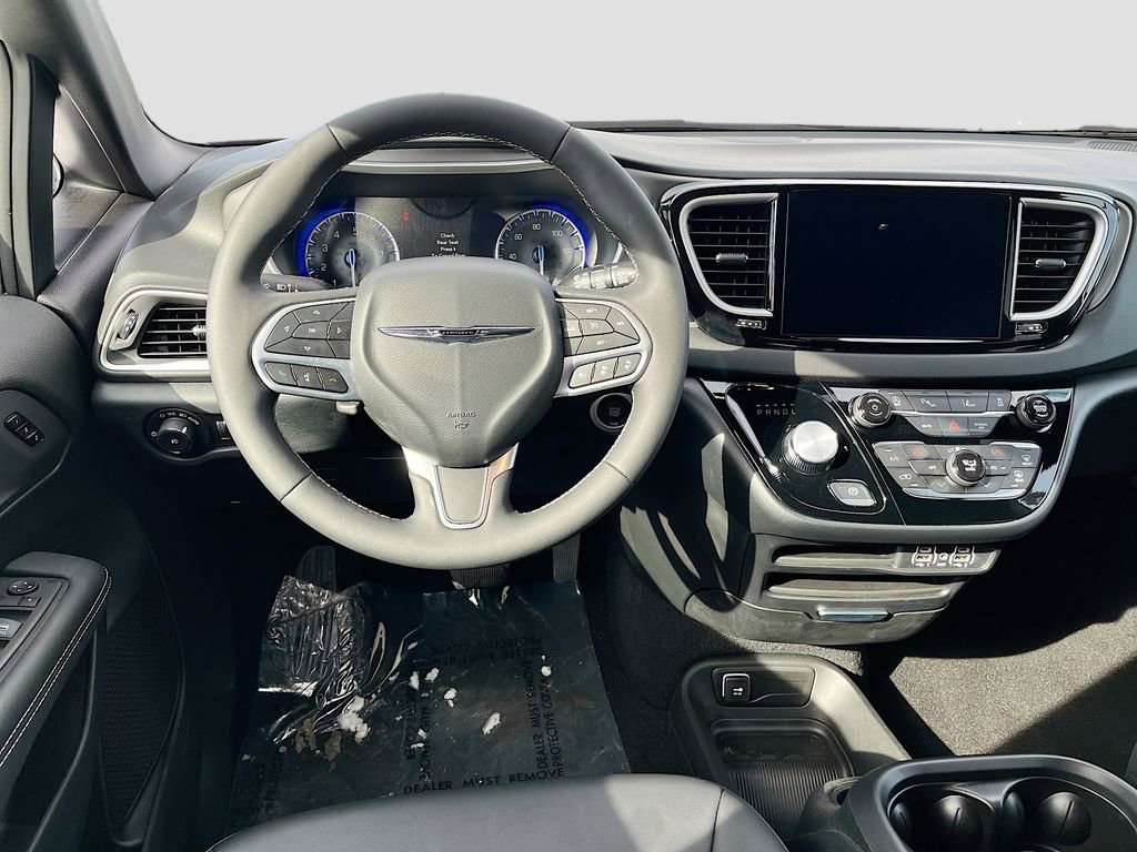 Used 2025 Chrysler Pacifica Select image 21
