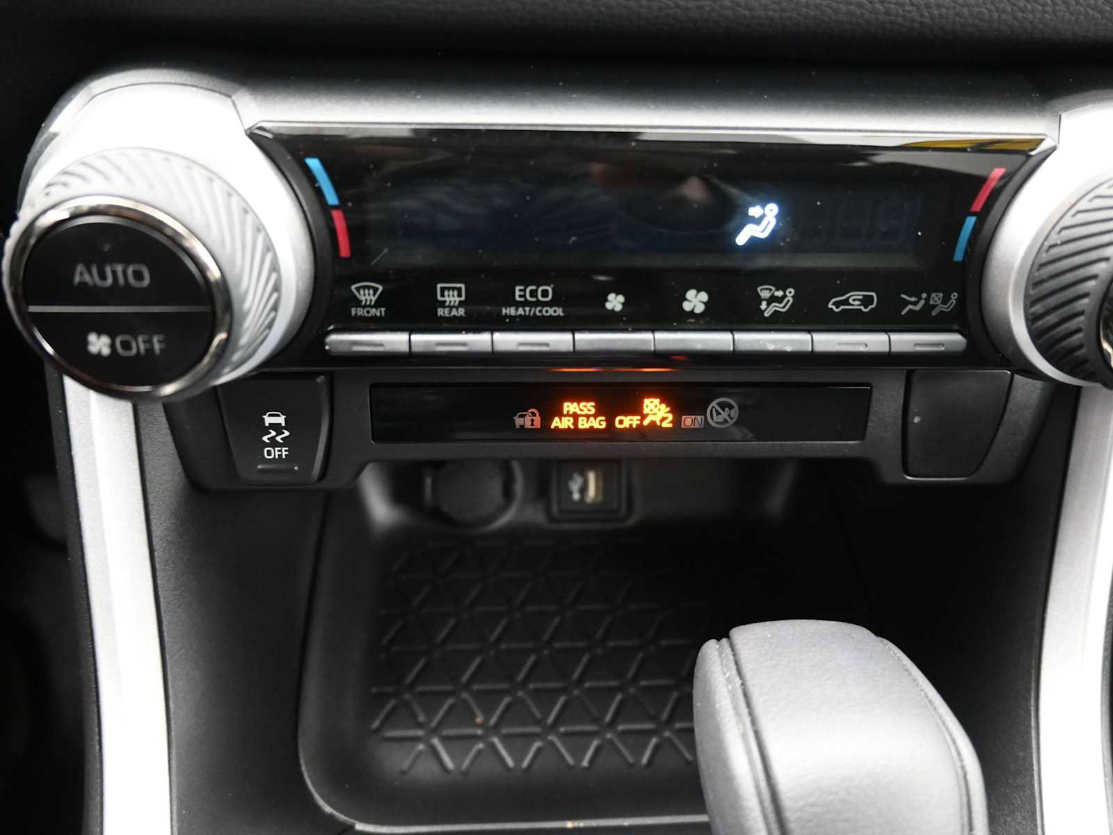 Used 2024 Toyota RAV4 AWD Hybrid image 19