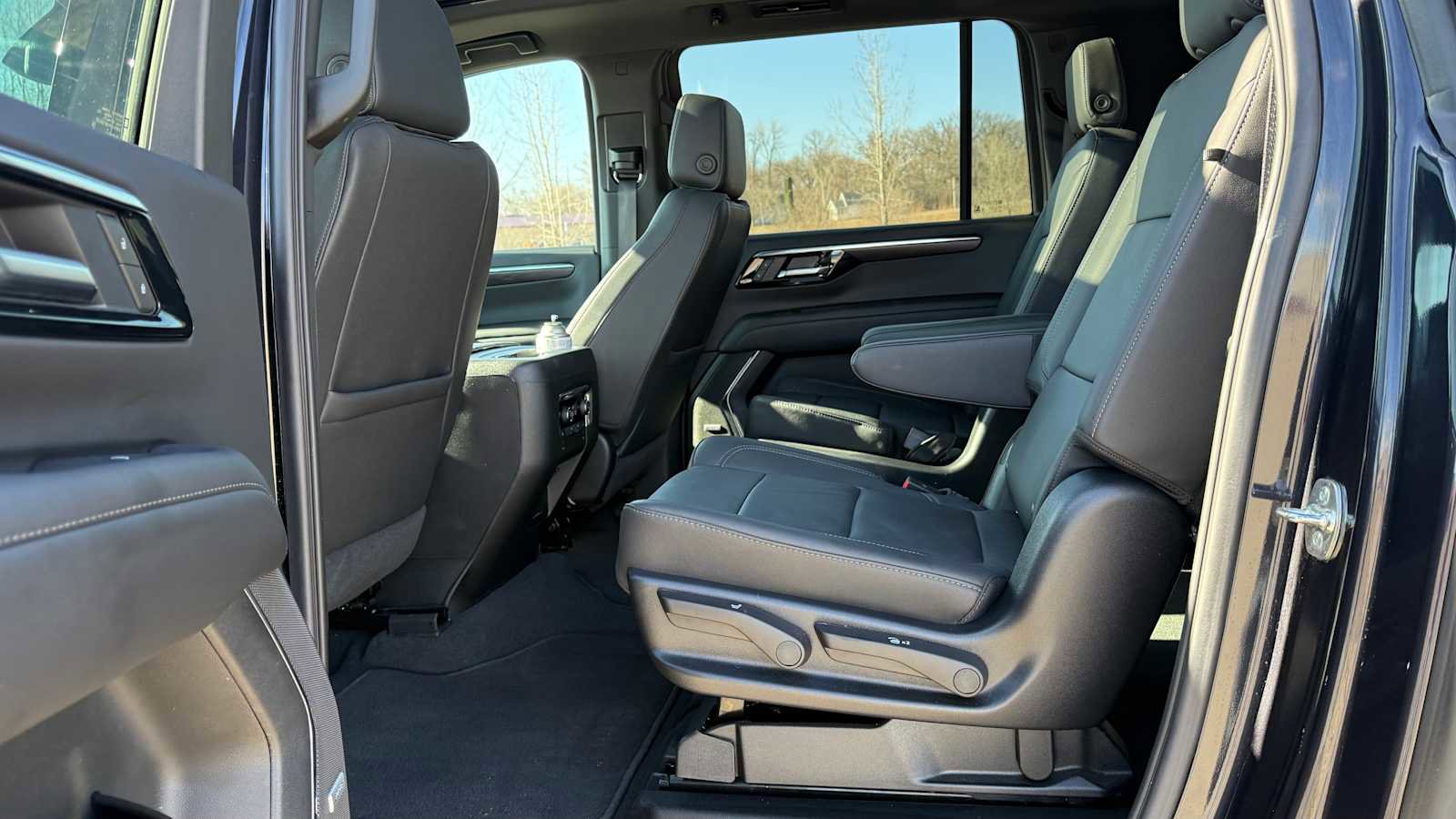 Used 2025 Chevrolet Suburban LT w/ Comfort Package image 8