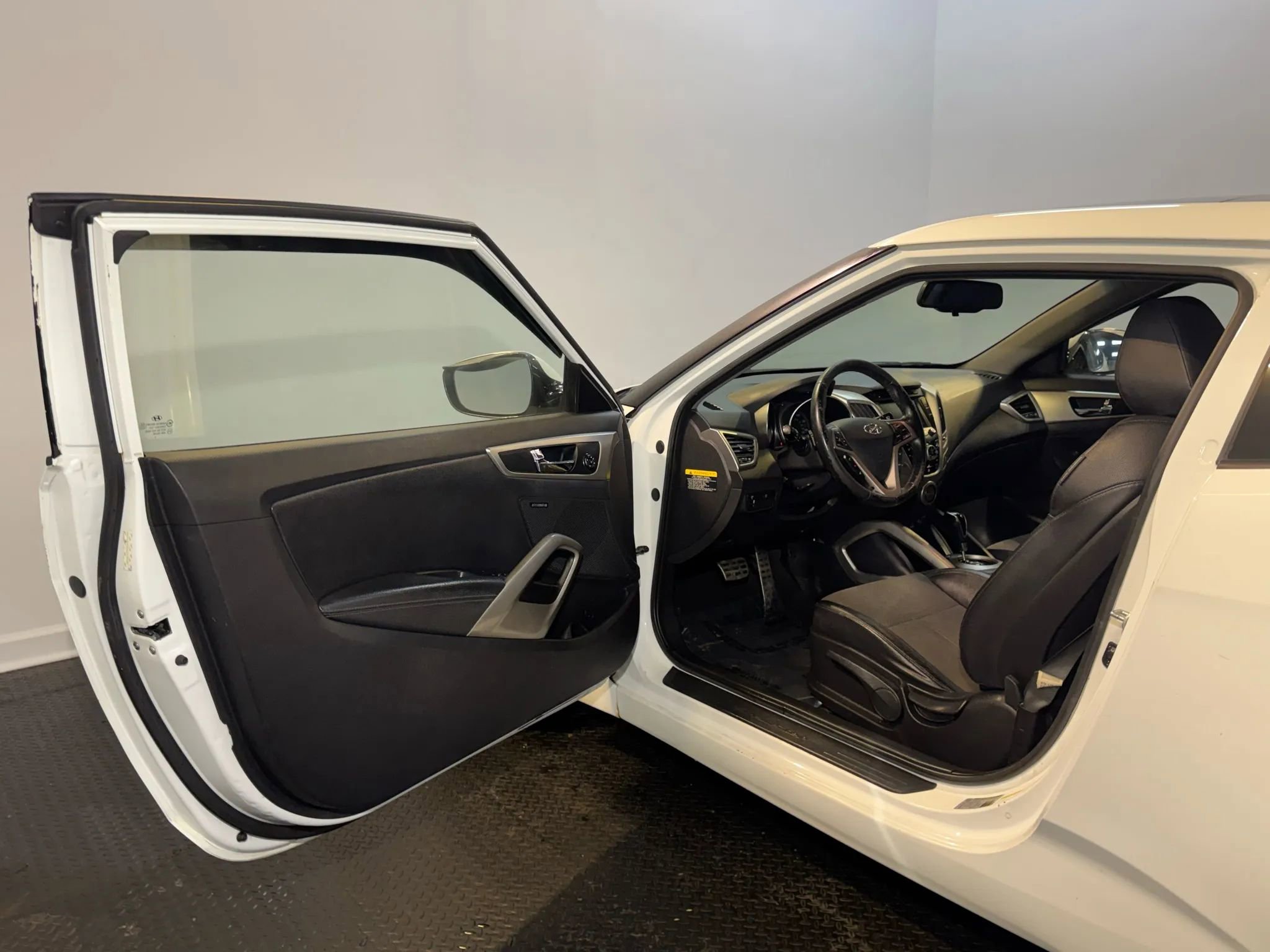 Used 2013 Hyundai Veloster w/ Style Pkg image 8