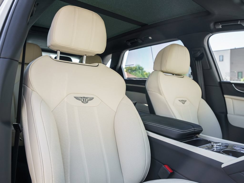 Used 2025 Bentley Bentayga Extended Wheelbase AWD/4WD image 27