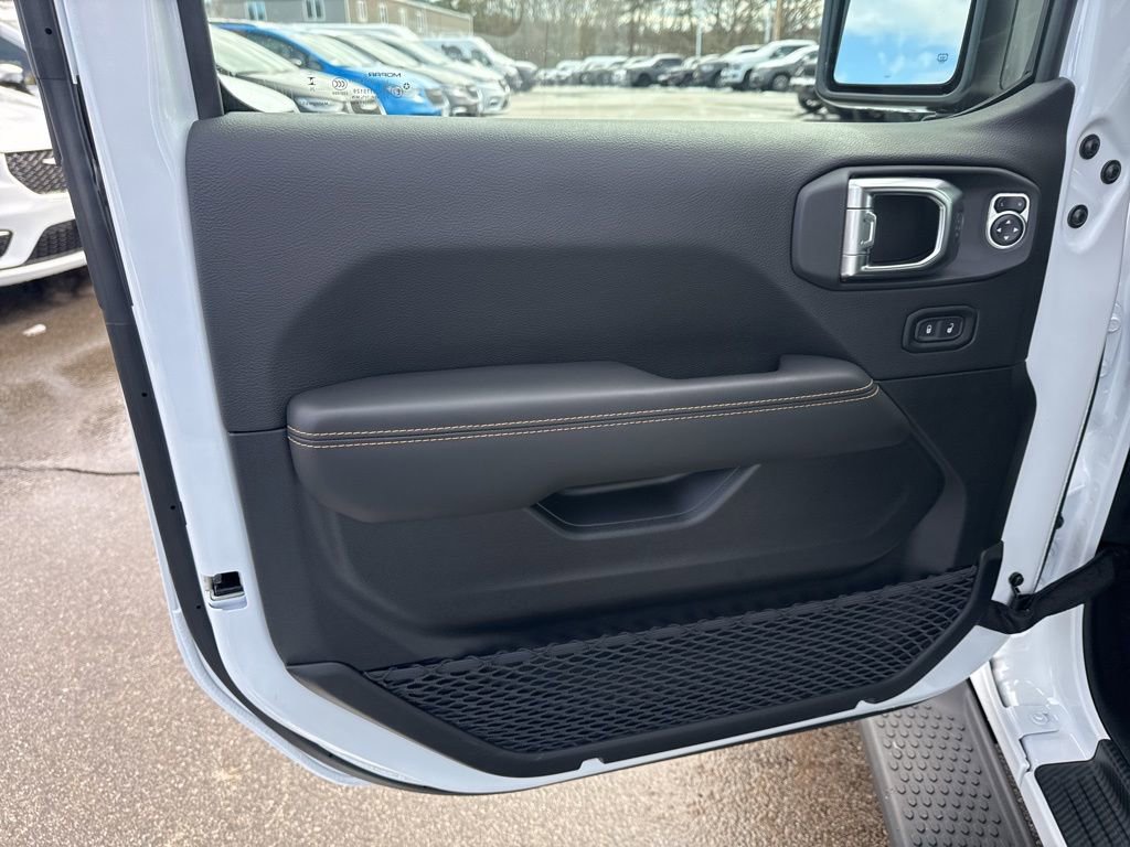 Certified 2025 Jeep Wrangler Sahara AWD/4WD image 19