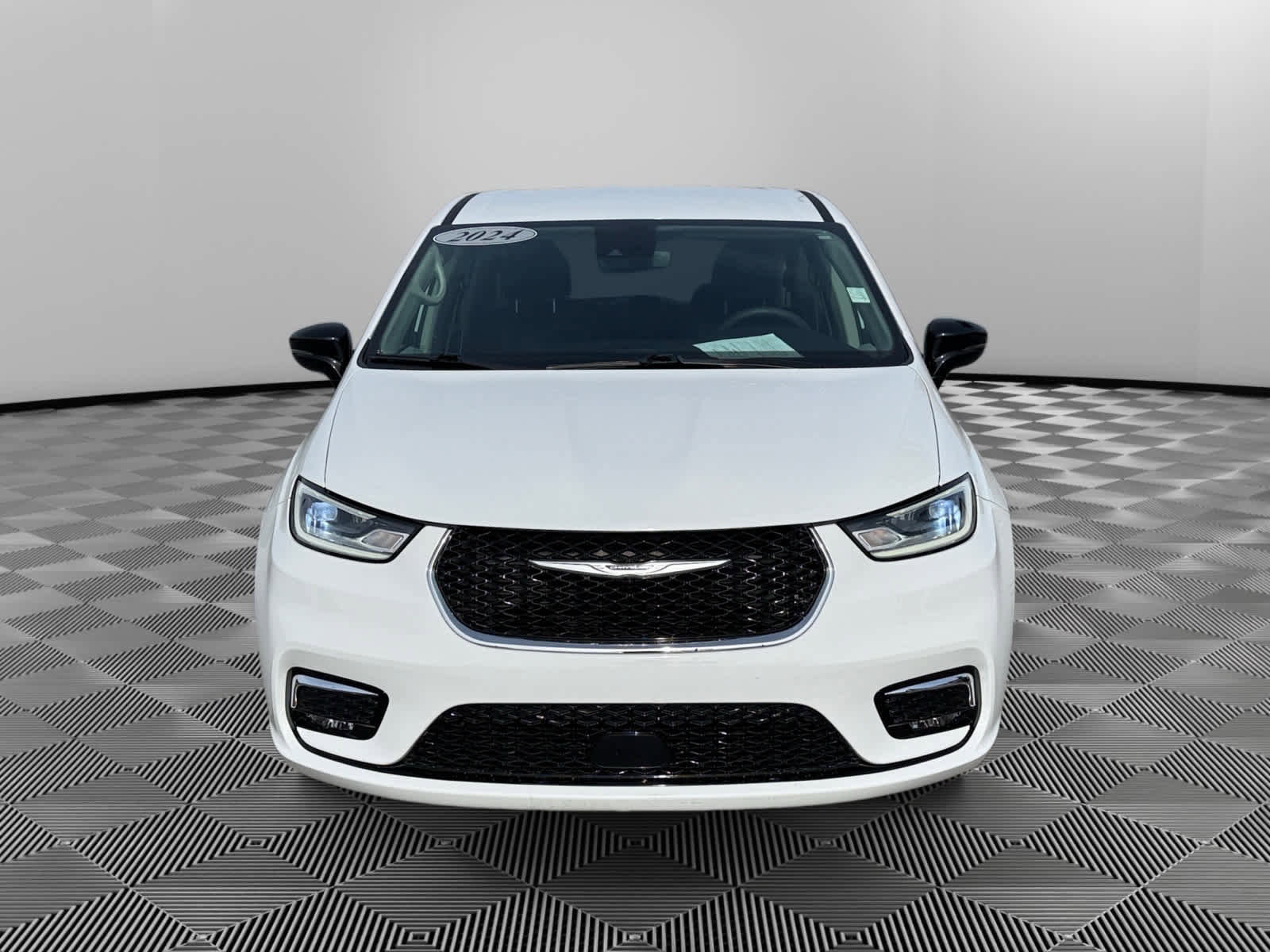 Used 2024 Chrysler Pacifica Touring-L image 8