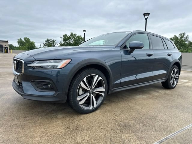 Certified 2025 Volvo V60 B5 Cross Country Plus AWD/4WD image 3