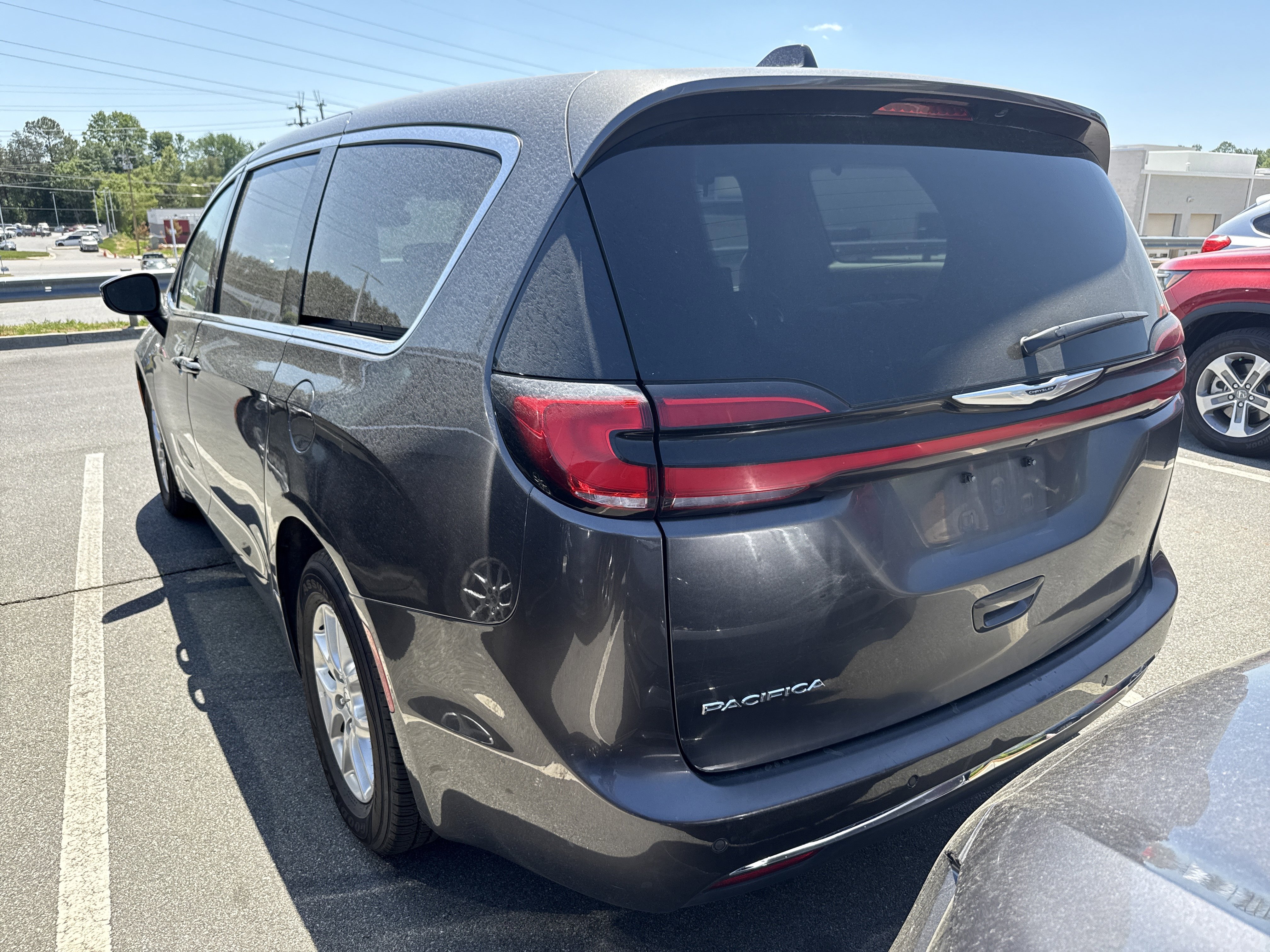Used 2023 Chrysler Pacifica Touring-L FWD image 8