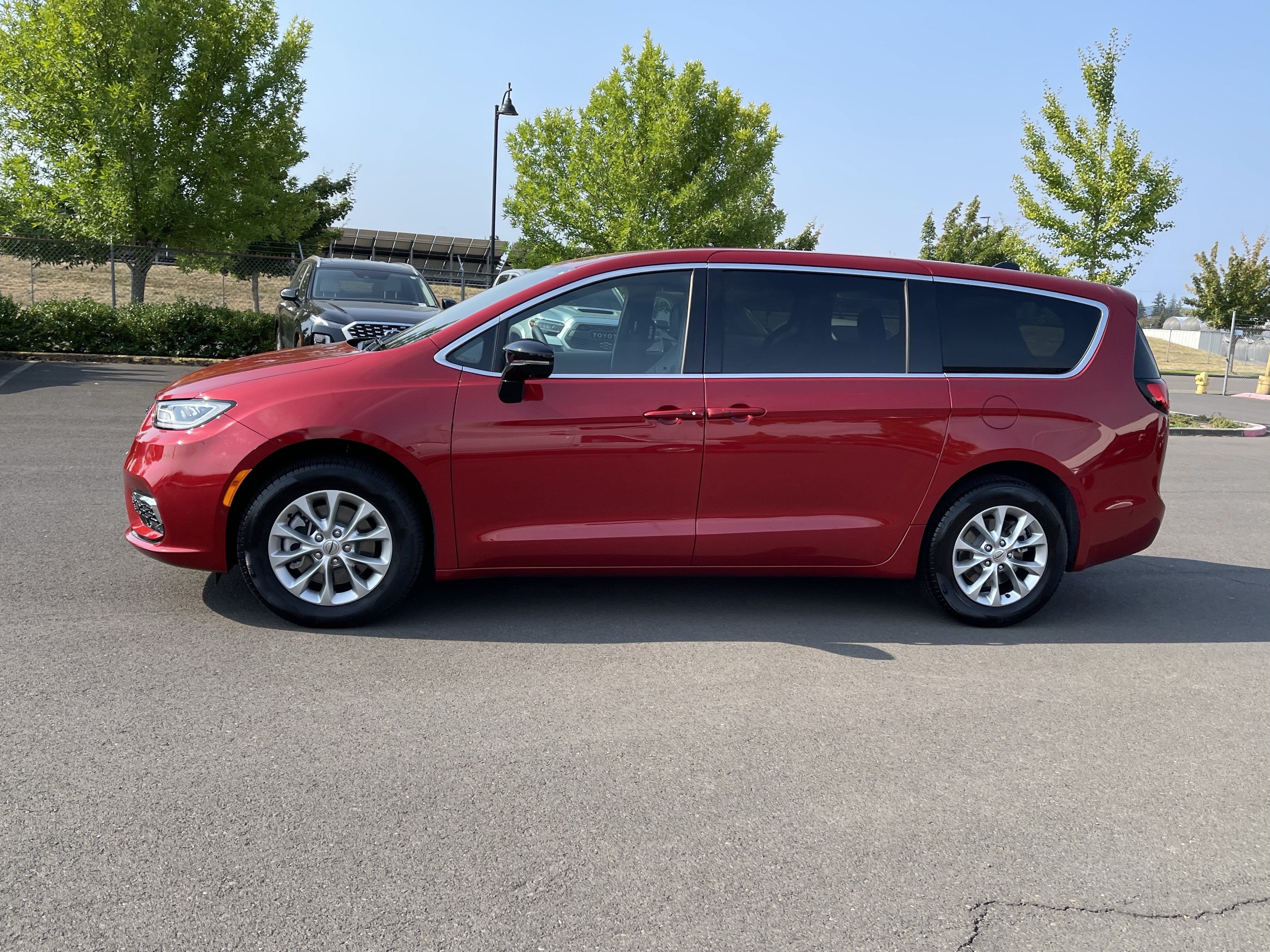 Used 2025 Chrysler Pacifica Select AWD/4WD image 2