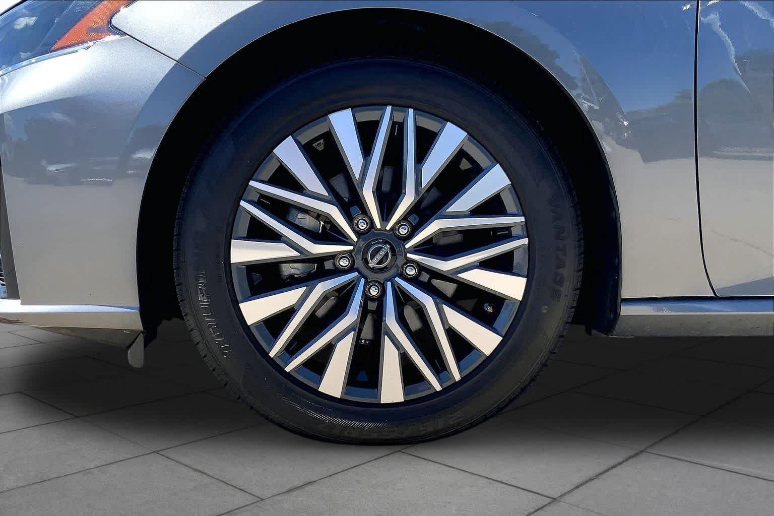 Used 2024 Nissan Altima 2.5 SV FWD image 11