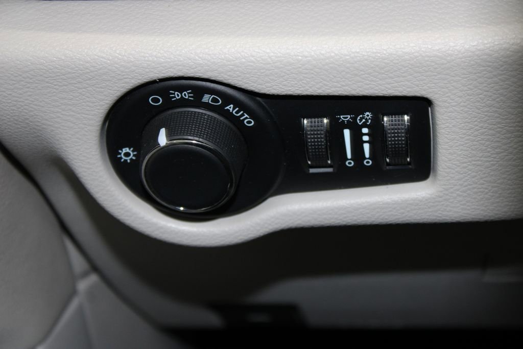 Used 2023 Chrysler Voyager LX image 35