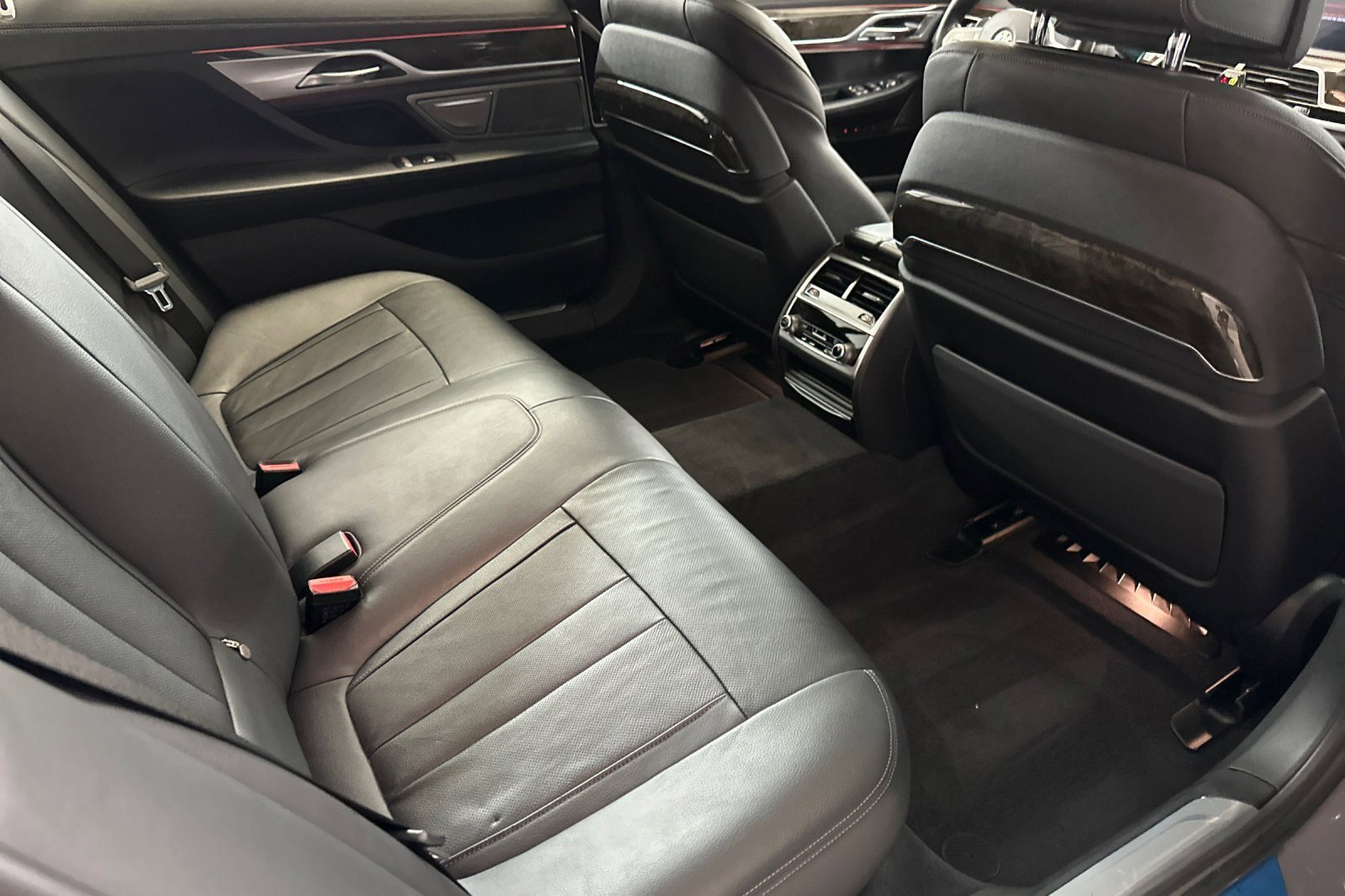 Used 2022 BMW 740i w/ M Sport Package RWD image 31
