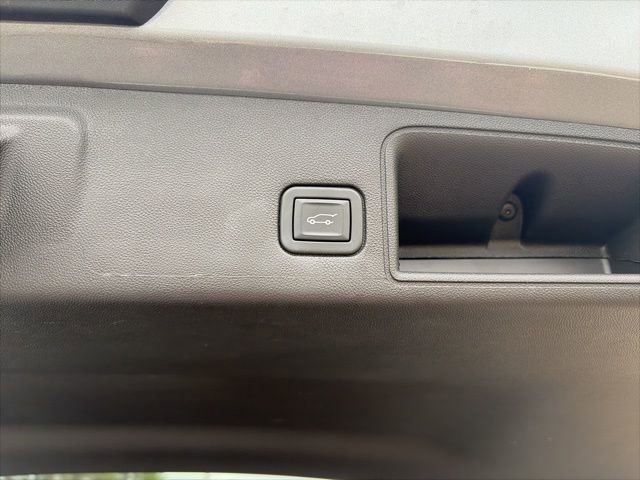 Used 2023 GMC Terrain SLE w/ Driver Convenience Package image 10