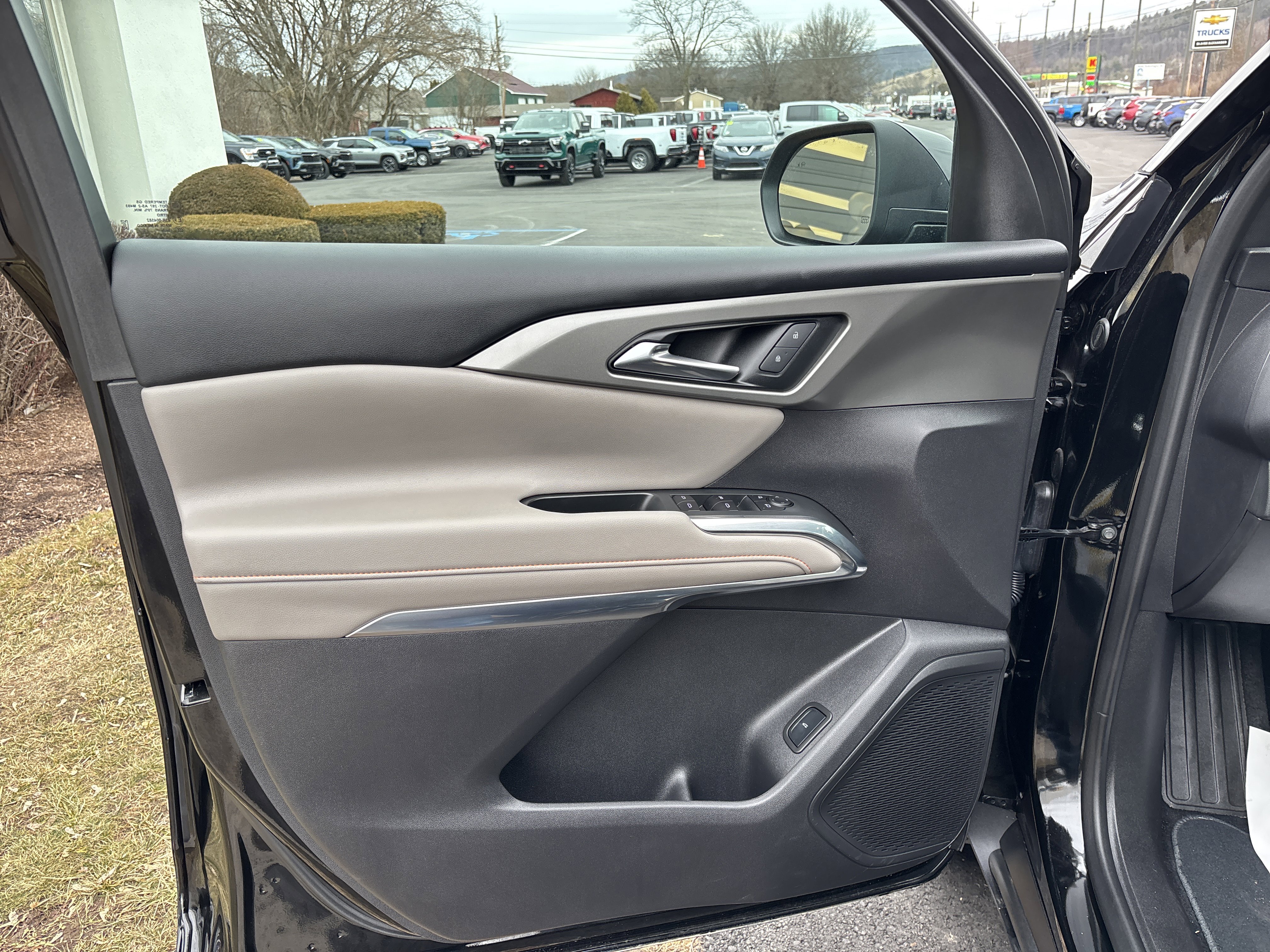 Used 2025 Chevrolet Traverse LT w/ Sun and Wheel Package image 35