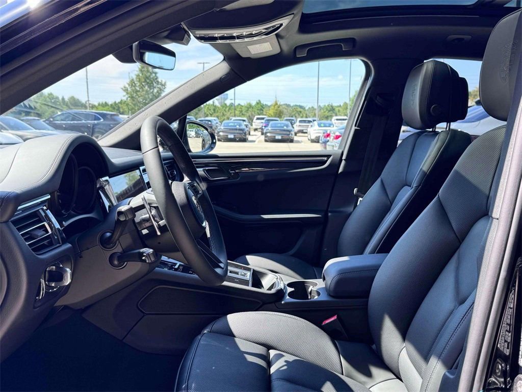 Certified 2025 Porsche Macan AWD/4WD image 5