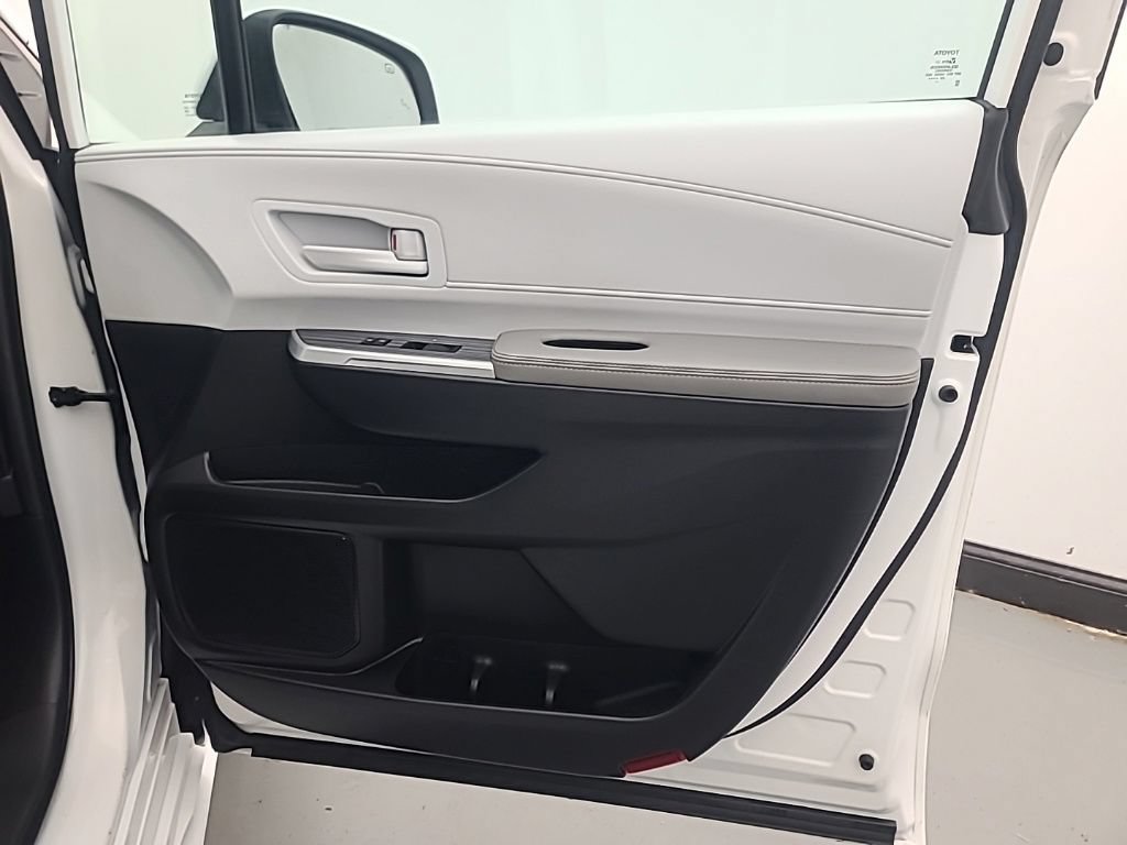 Used 2025 Toyota Sienna LE FWD image 14