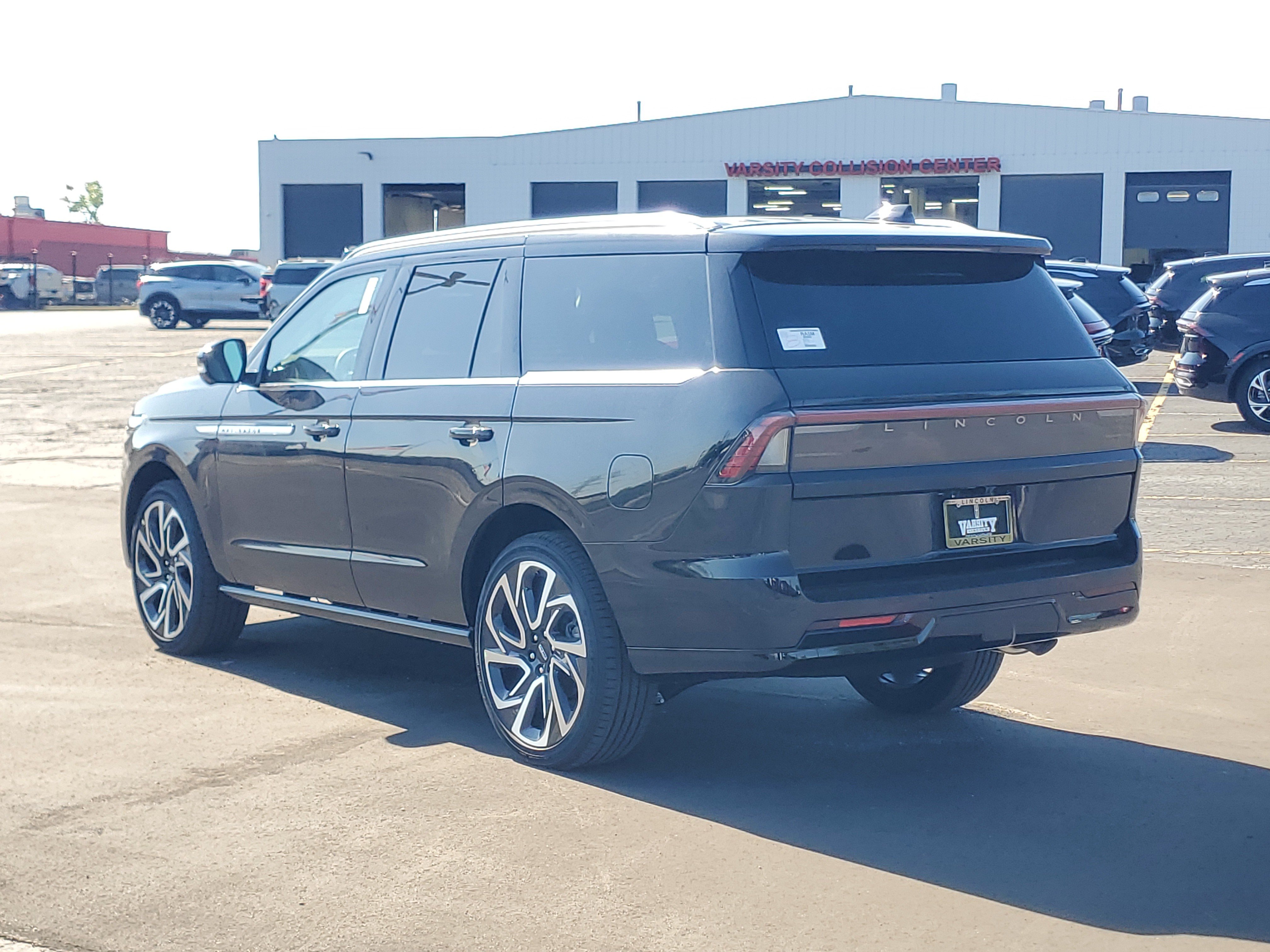 New 2027 Lincoln Navigator Reserve AWD/4WD image 3