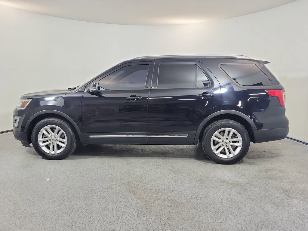 Used 2017 Ford Explorer XLT w/ Equipment Group 202A FWD image 4