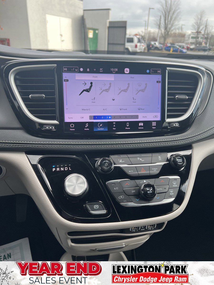 Used 2024 Chrysler Pacifica Select w/ Uconnect Theater Family Group image 28