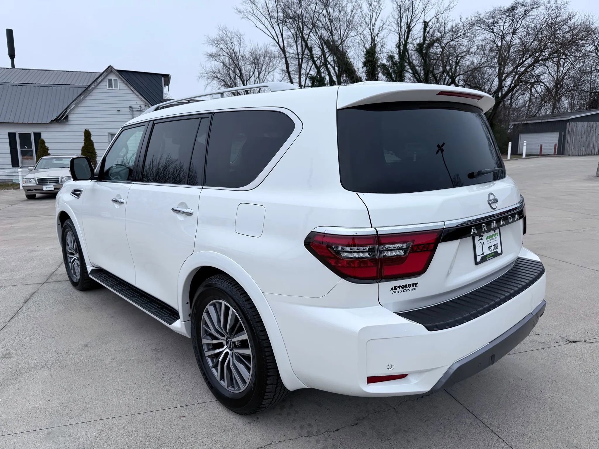 Used 2024 Nissan Armada SL w/ Captain's Chairs Package image 3