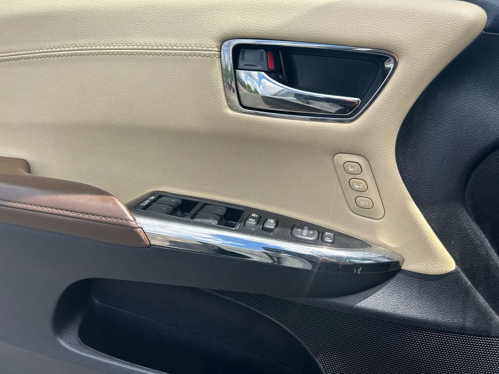 Used 2018 Toyota Avalon XLE Premium w/ Carpet Mat Package FWD image 17