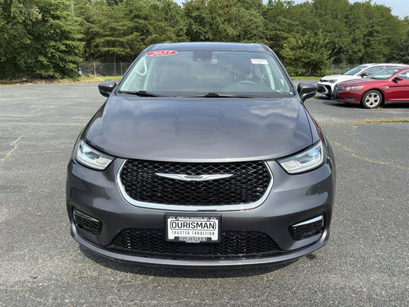 Used 2023 Chrysler Pacifica Touring-L FWD image 2