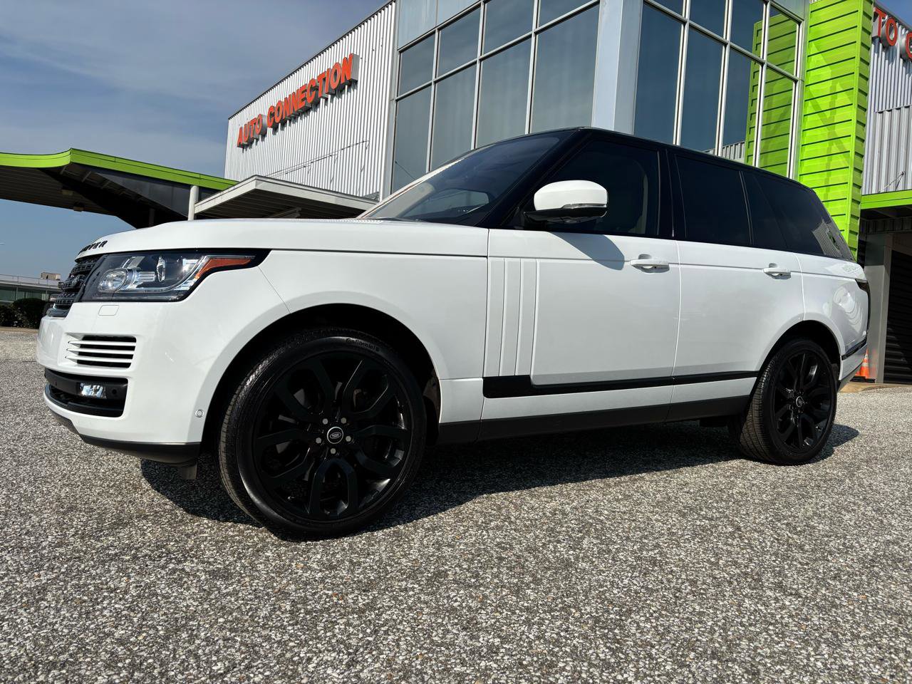 Used 2017 Land Rover Range Rover HSE image 2