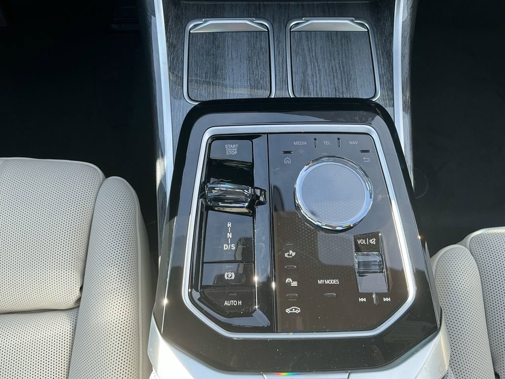 New 2026 BMW 750e xDrive w/ Premium Package image 11